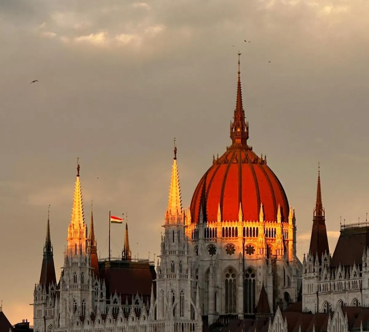 Klarahome Danube With Parliament View Budapest