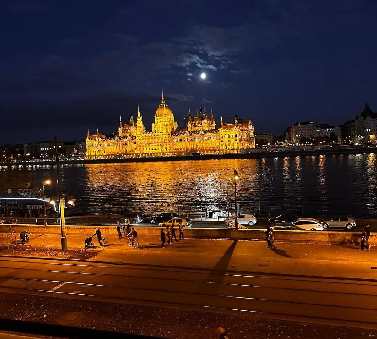 Klarahome Danube With Parliament View Budapest